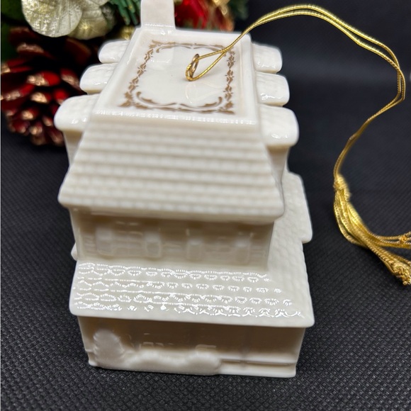 LENOX 1990 CHRISTMAS VILLAGE INN ORNAMENT - Picture 4 of 12